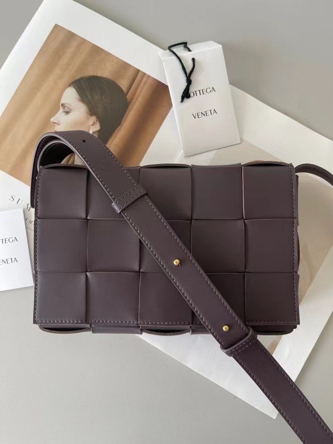 bo*te*ga Ve*ne*ta cassett bag in fondant intrecciato lambskin