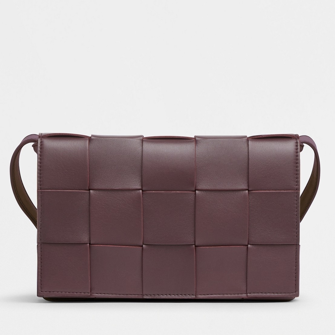 bo*te*ga Ve*ne*ta cassett bag in grape intrecciato lambskin