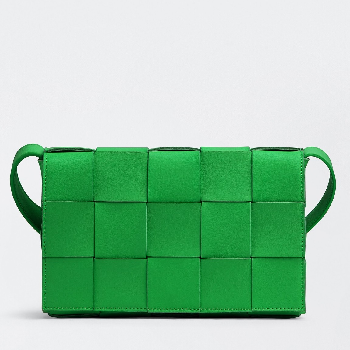 bo*te*ga Ve*ne*ta cassett bag in green intrecciato lambskin