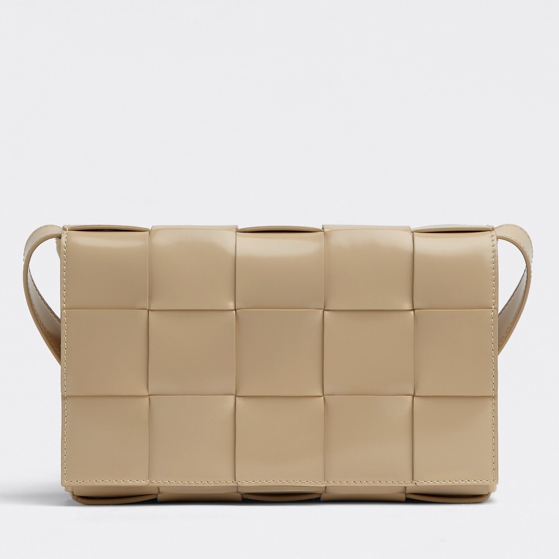 bo*te*ga Ve*ne*ta cassett bag in porridge intrecciato lambskin