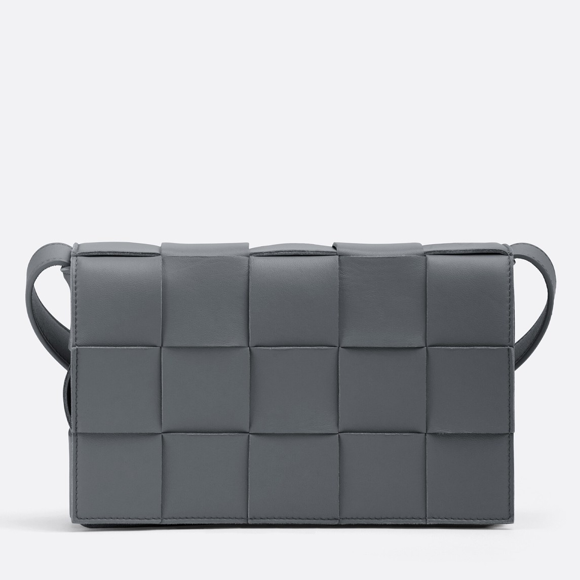 bo*te*ga Ve*ne*ta cassett bag in thunder intrecciato lambskin