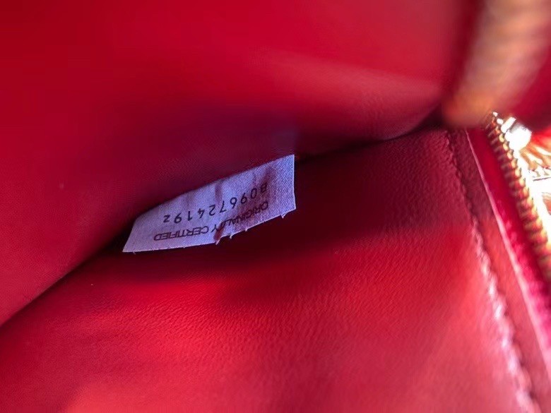 bo*te*ga Ve*ne*ta padded cassette bag in red deerskin