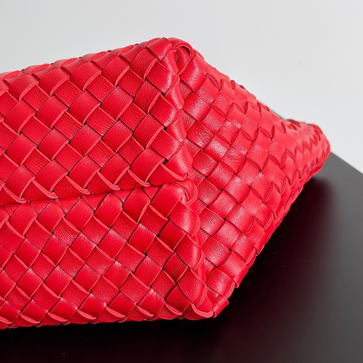 bo*te*ga Ve*ne*ta mini cabat bag in red intrecciato lambskin