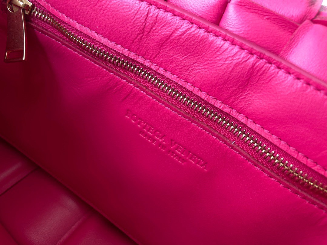 bo*te*ga Ve*ne*ta chain cassette bag in lollipop lambskin