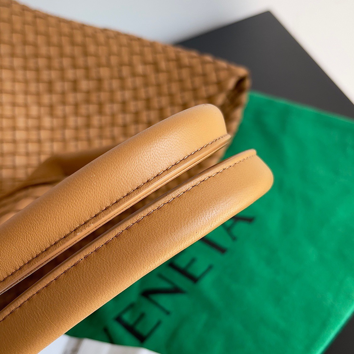 bo*te*ga Ve*ne*ta medium cabat bag in caramel intrecciato lambskin
