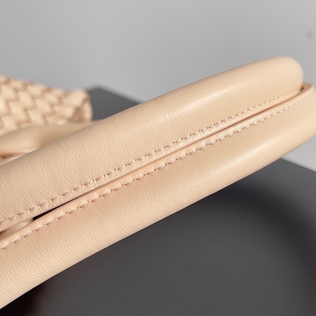 bo*te*ga Ve*ne*ta cabat medium bag in melon intrecciato lambskin
