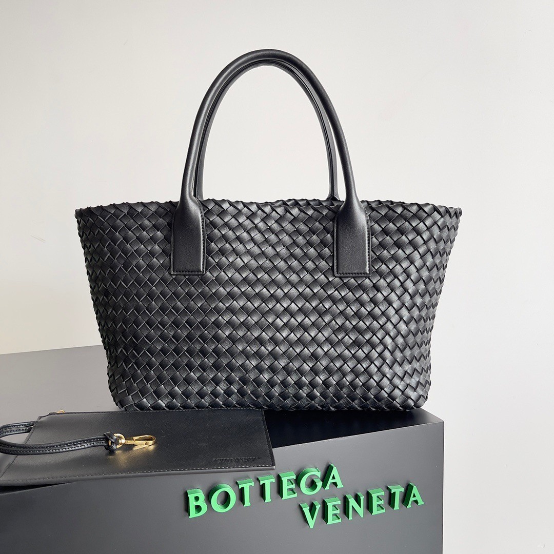 bo*te*ga Ve*ne*ta medium cabat bag in black intrecciato lambskin