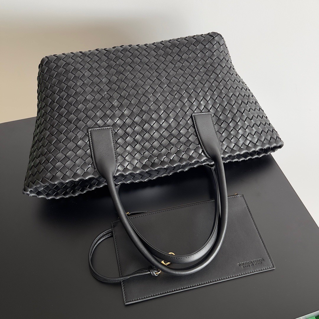 bo*te*ga Ve*ne*ta medium cabat bag in black intrecciato lambskin