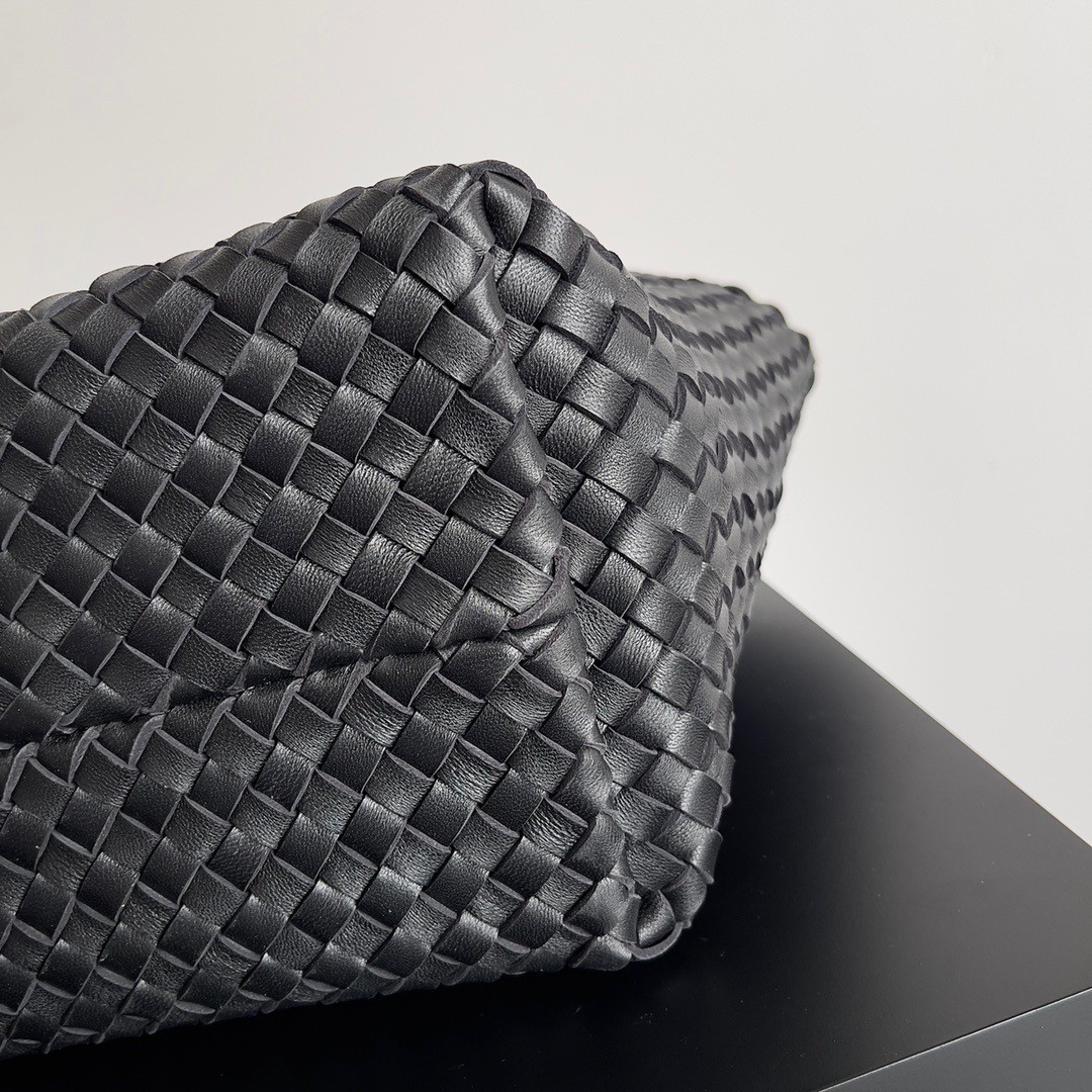 bo*te*ga Ve*ne*ta medium cabat bag in black intrecciato lambskin