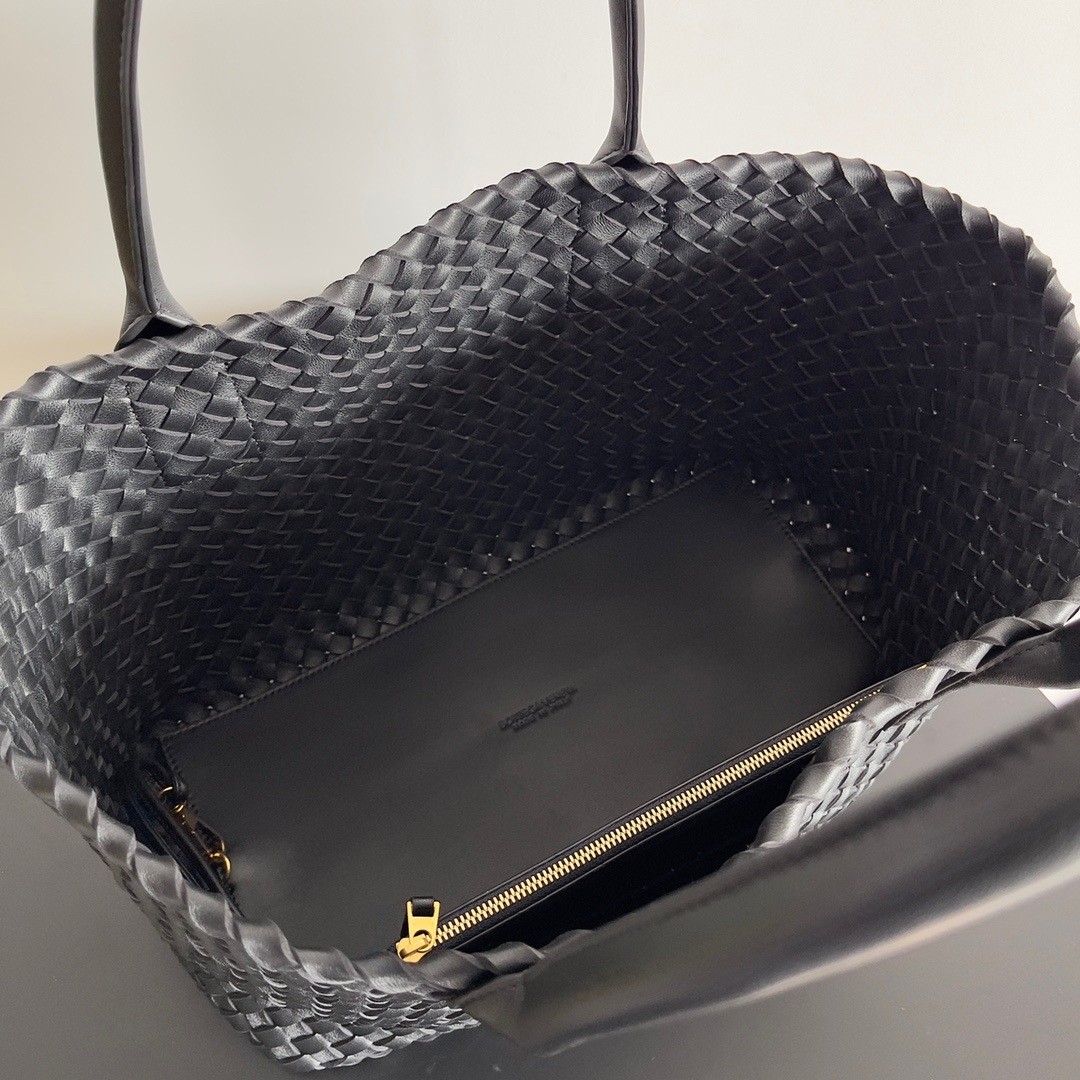 bo*te*ga Ve*ne*ta medium cabat bag in black intrecciato lambskin