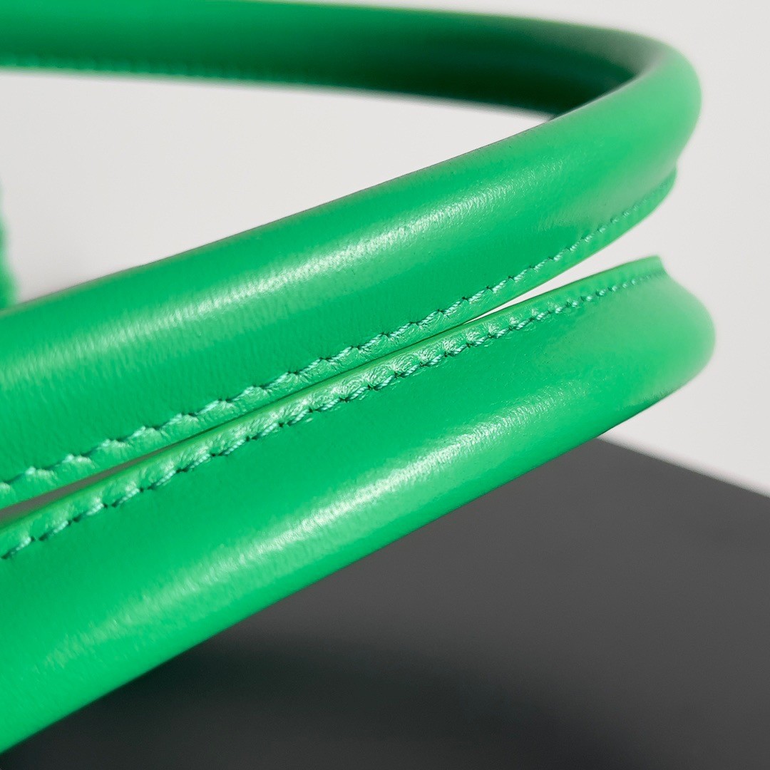 bo*te*ga Ve*ne*ta cabat medium bag in green intrecciato lambskin
