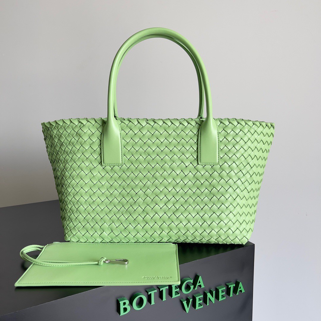 bo*te*ga Ve*ne*ta cabat medium bag in pistachio intrecciato lambskin