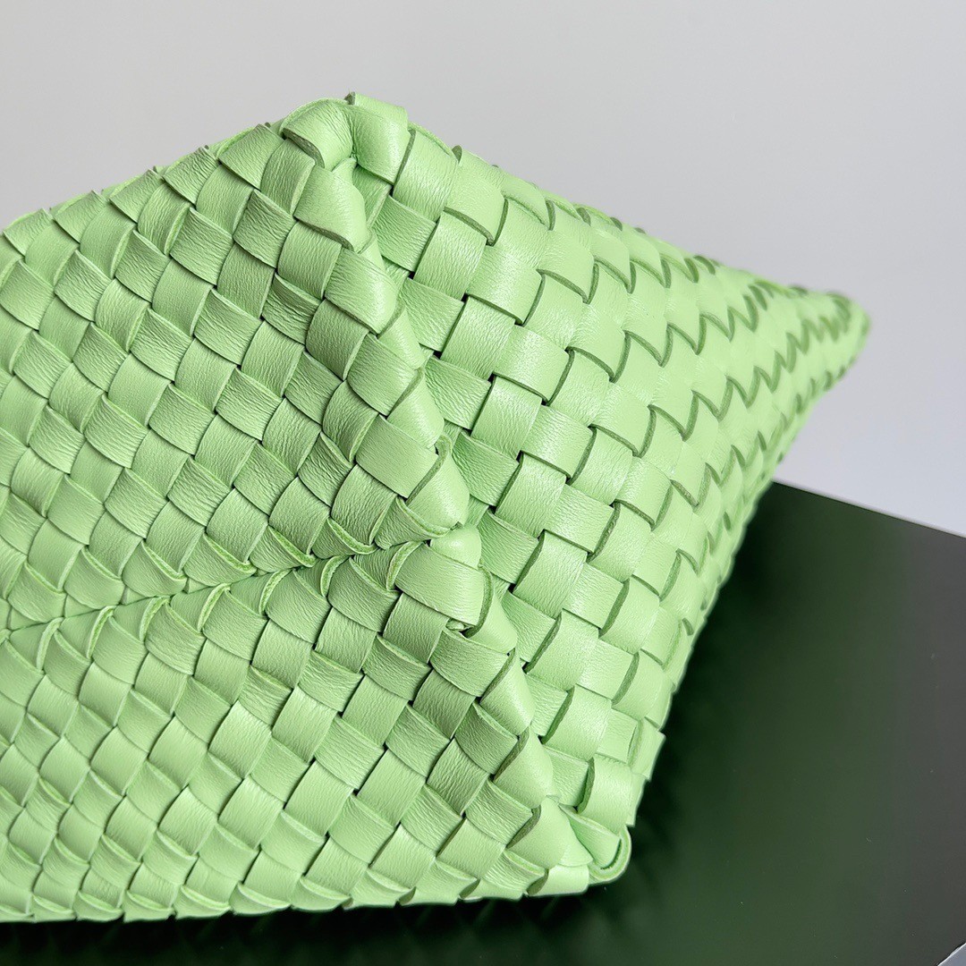 bo*te*ga Ve*ne*ta cabat medium bag in pistachio intrecciato lambskin