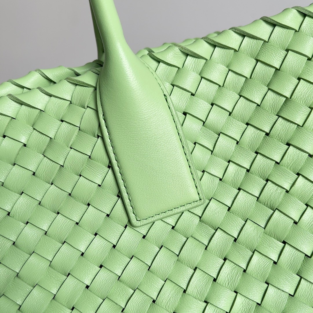 bo*te*ga Ve*ne*ta cabat medium bag in pistachio intrecciato lambskin