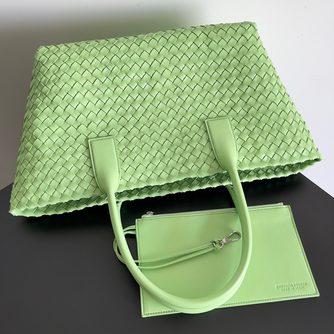 bo*te*ga Ve*ne*ta cabat medium bag in pistachio intrecciato lambskin