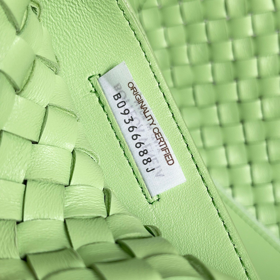 bo*te*ga Ve*ne*ta cabat medium bag in pistachio intrecciato lambskin