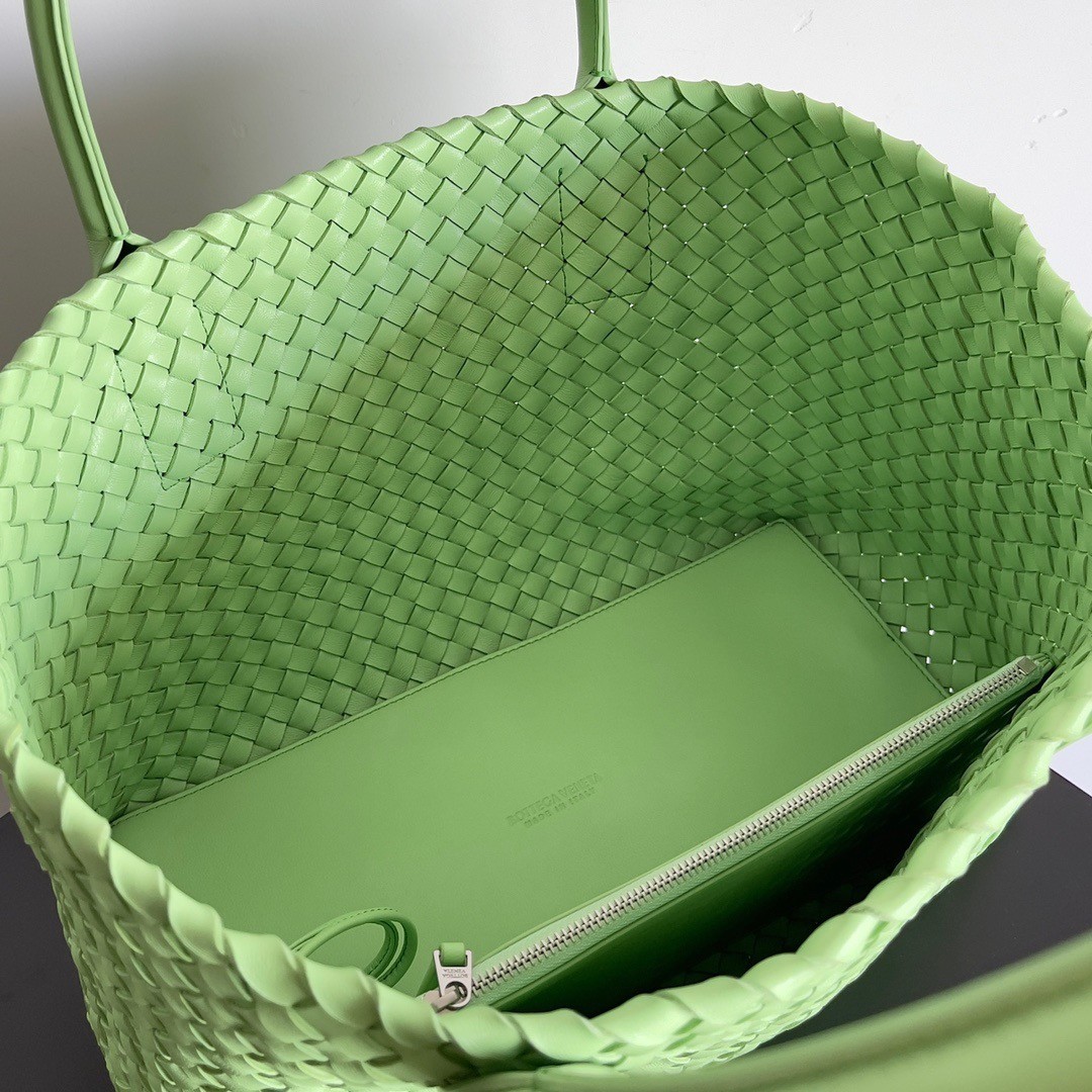 bo*te*ga Ve*ne*ta cabat medium bag in pistachio intrecciato lambskin