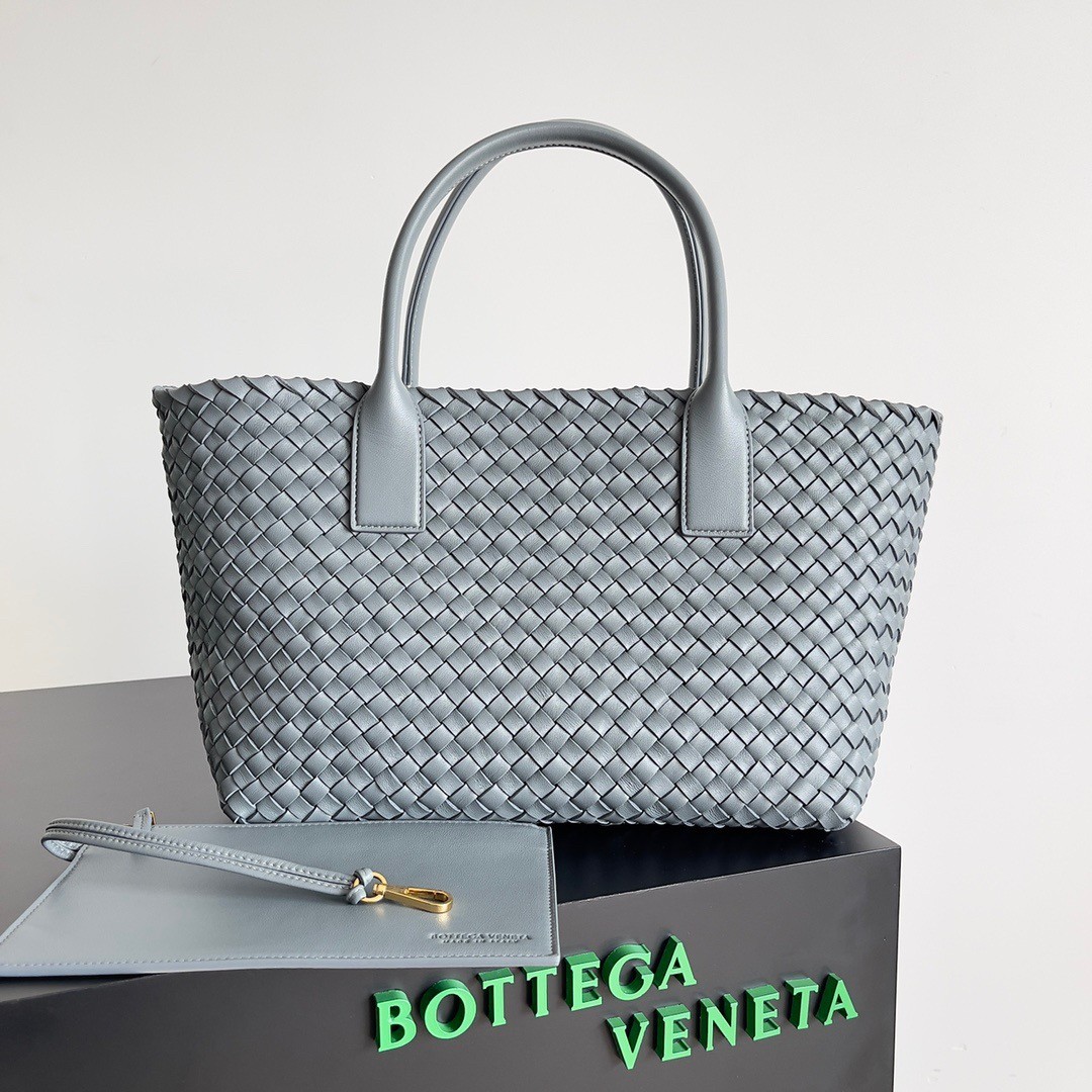 bo*te*ga Ve*ne*ta cabat medium bag in thunder intrecciato lambskin
