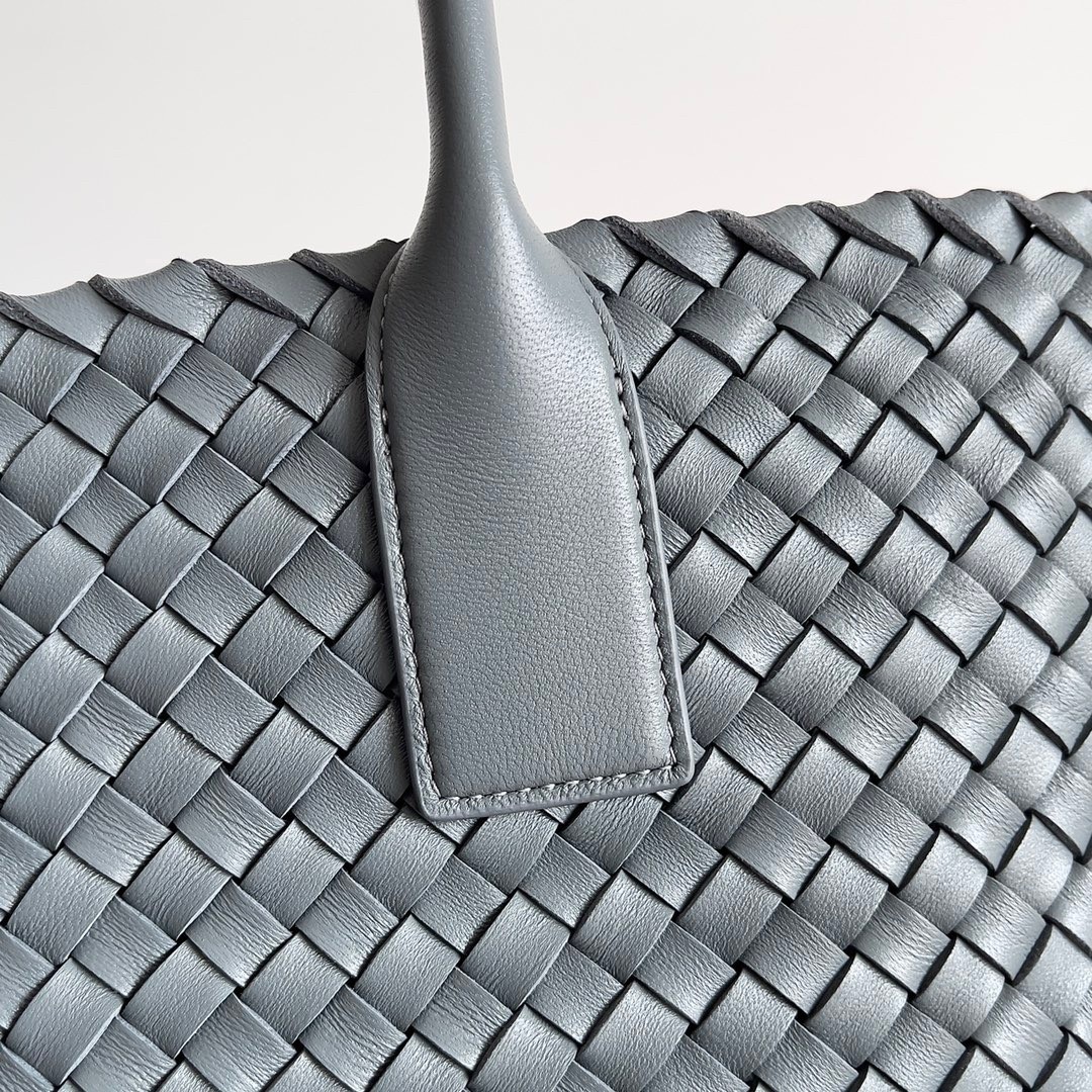 bo*te*ga Ve*ne*ta cabat medium bag in thunder intrecciato lambskin