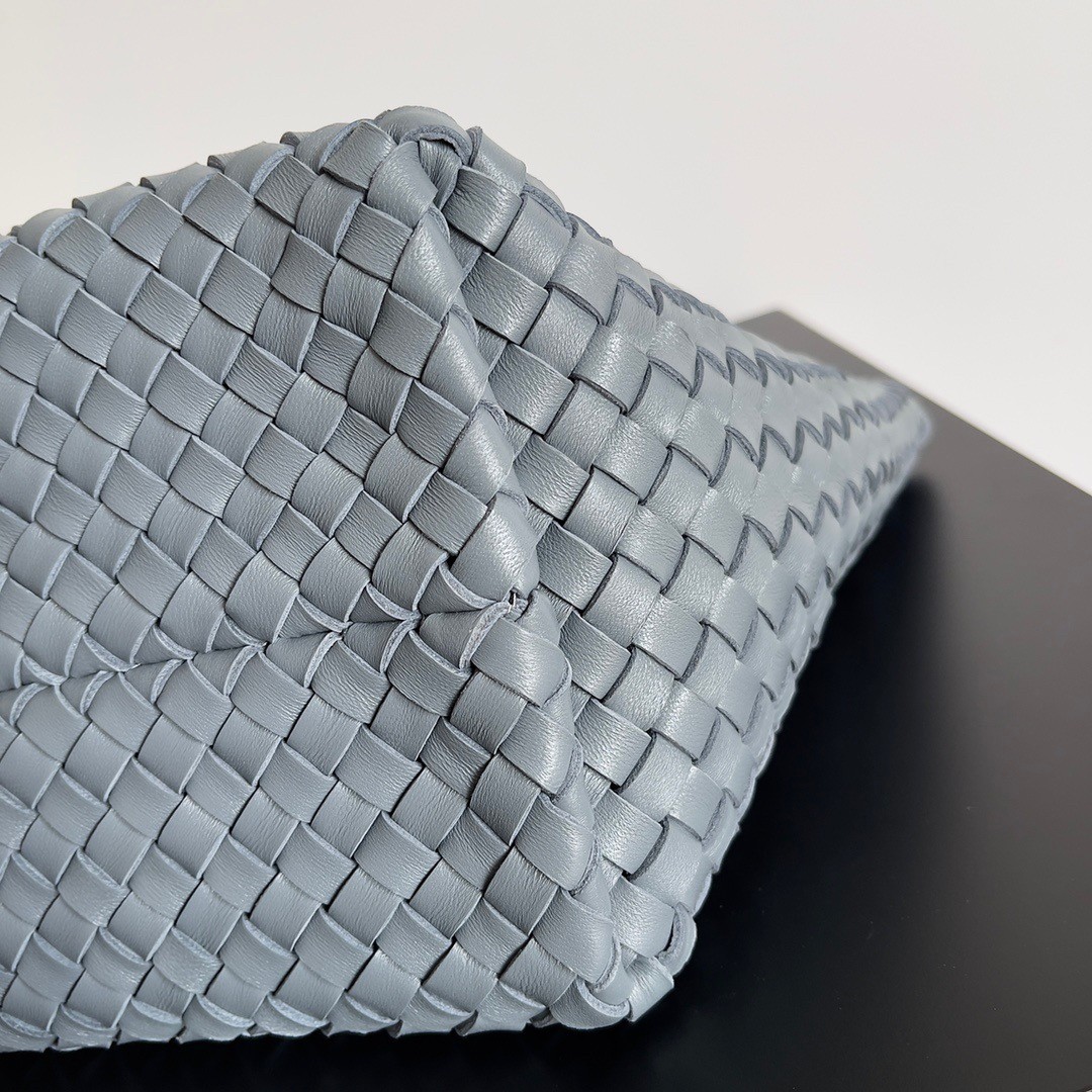 bo*te*ga Ve*ne*ta cabat medium bag in thunder intrecciato lambskin