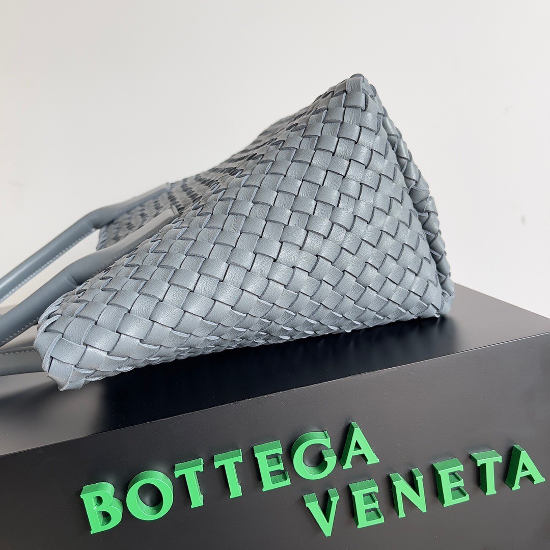 bo*te*ga Ve*ne*ta cabat medium bag in thunder intrecciato lambskin