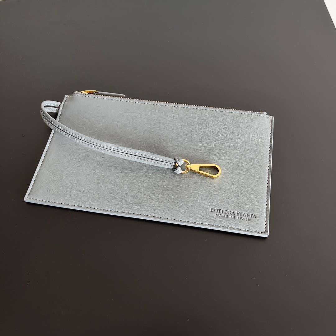 bo*te*ga Ve*ne*ta cabat medium bag in thunder intrecciato lambskin