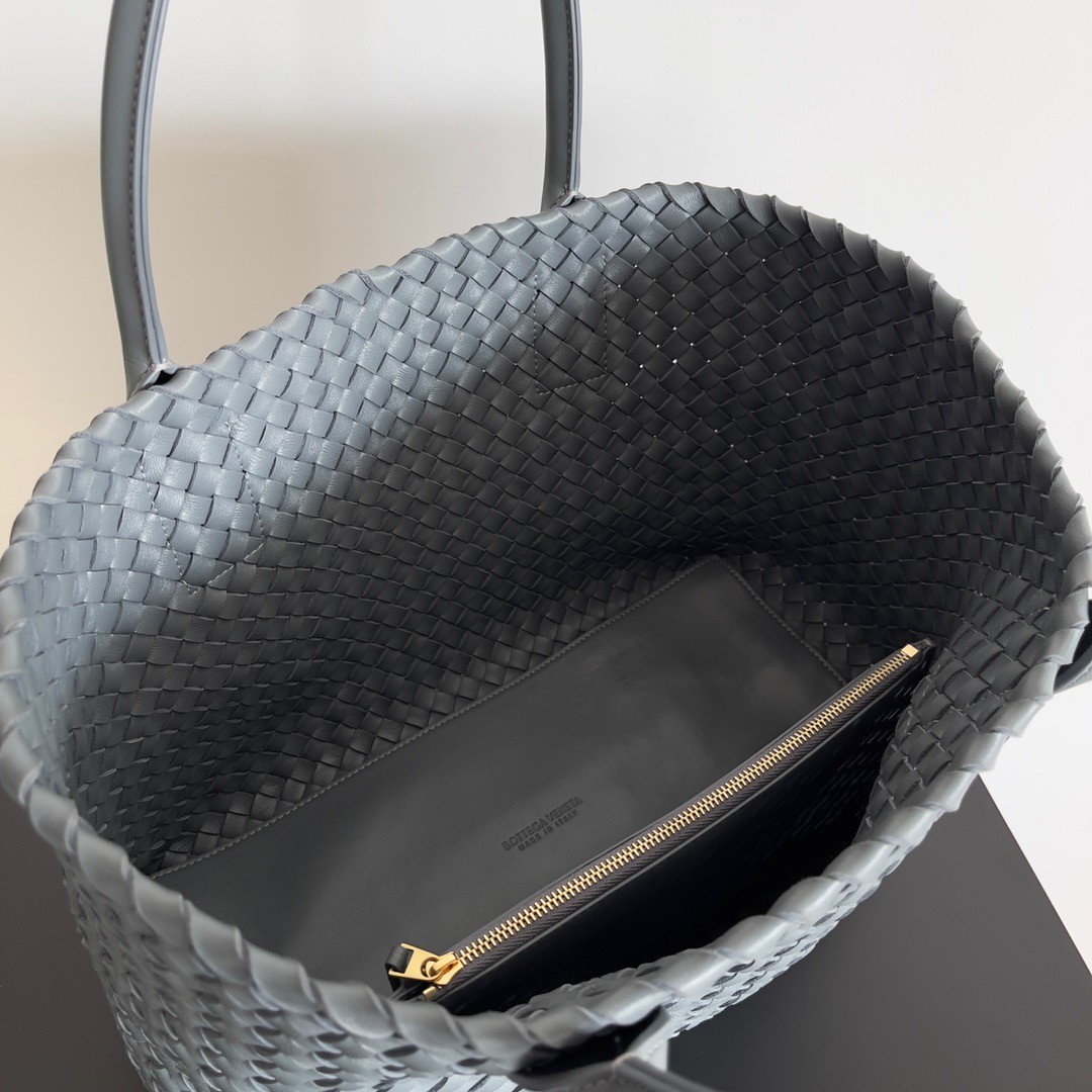 bo*te*ga Ve*ne*ta cabat medium bag in thunder intrecciato lambskin