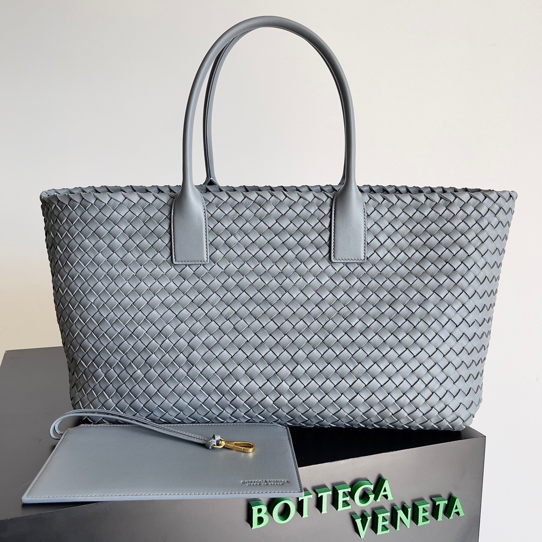bo*te*ga Ve*ne*ta cabat large bag in thunder intrecciato lambskin