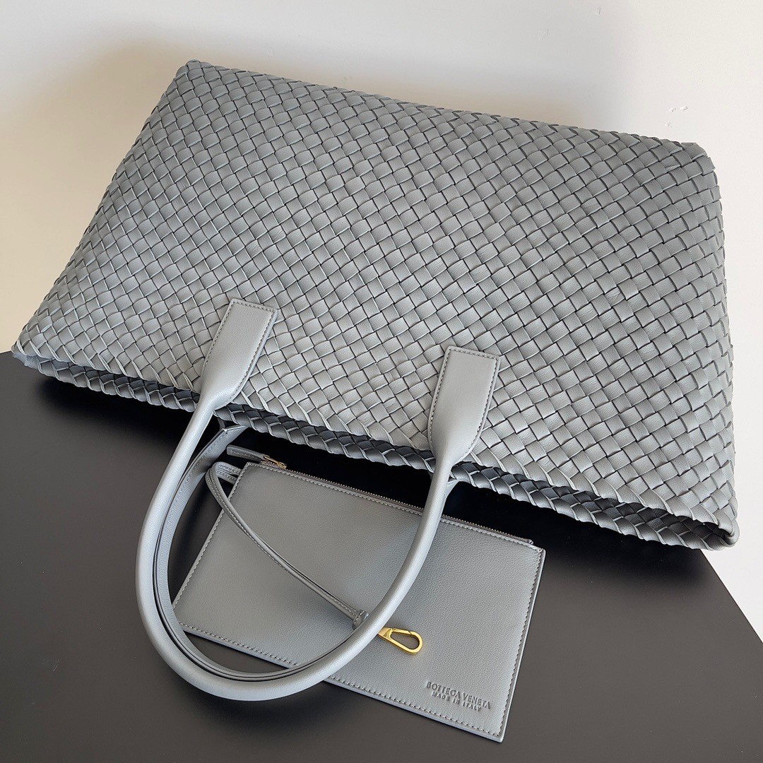 bo*te*ga Ve*ne*ta cabat large bag in thunder intrecciato lambskin