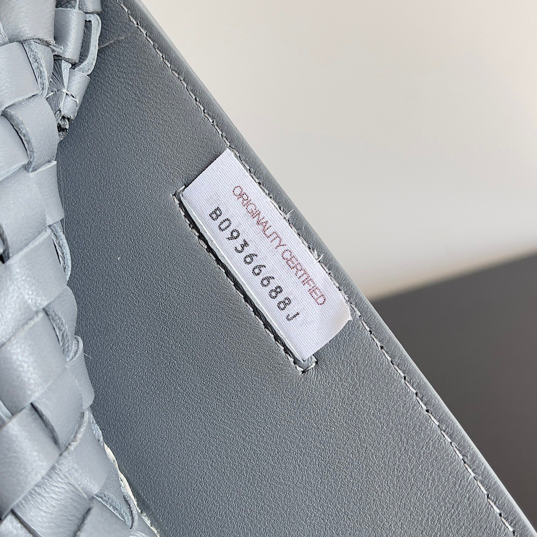 bo*te*ga Ve*ne*ta cabat large bag in thunder intrecciato lambskin