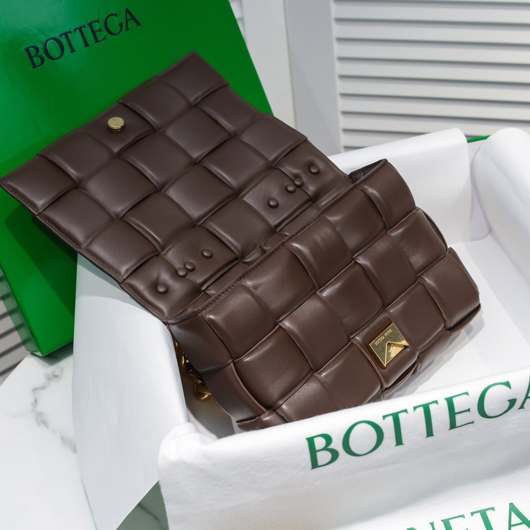 bo*te*ga Ve*ne*ta chain cassette bag in fondant lambskin