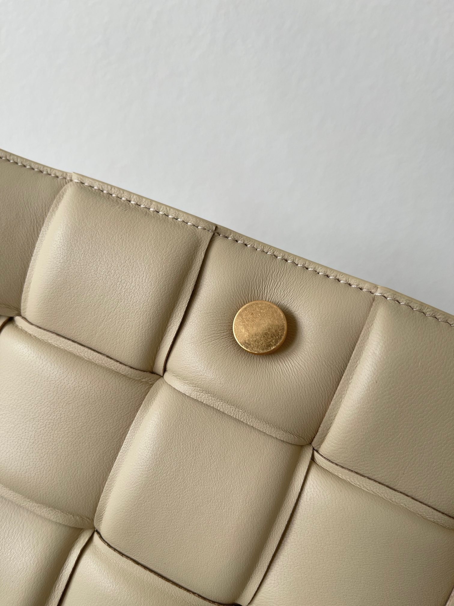 bo*te*ga Ve*ne*ta chain cassette bag in porridge lambskin