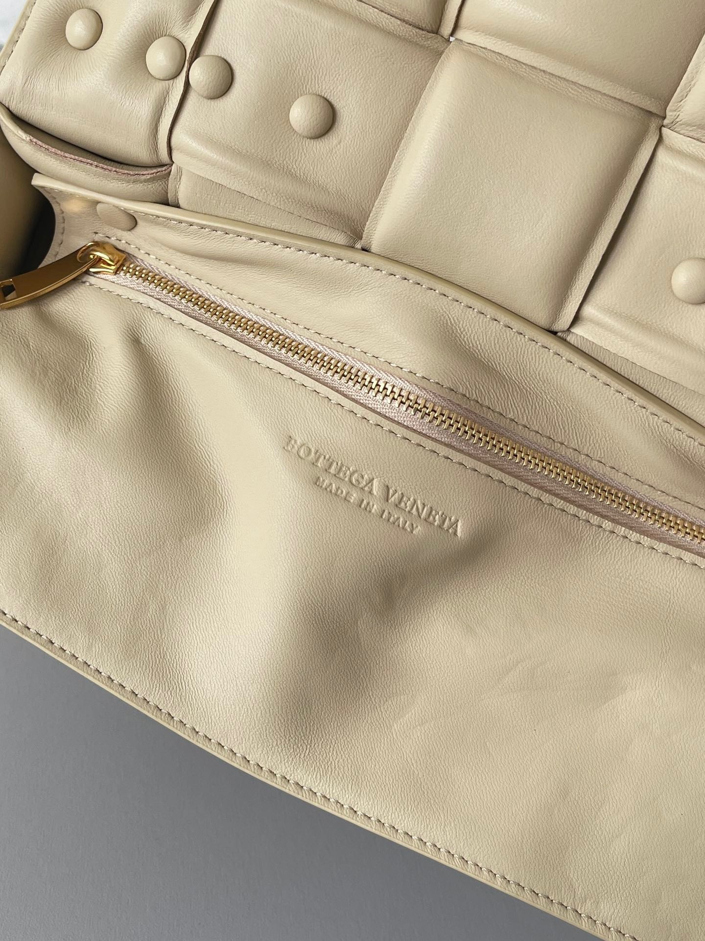 bo*te*ga Ve*ne*ta chain cassette bag in porridge lambskin