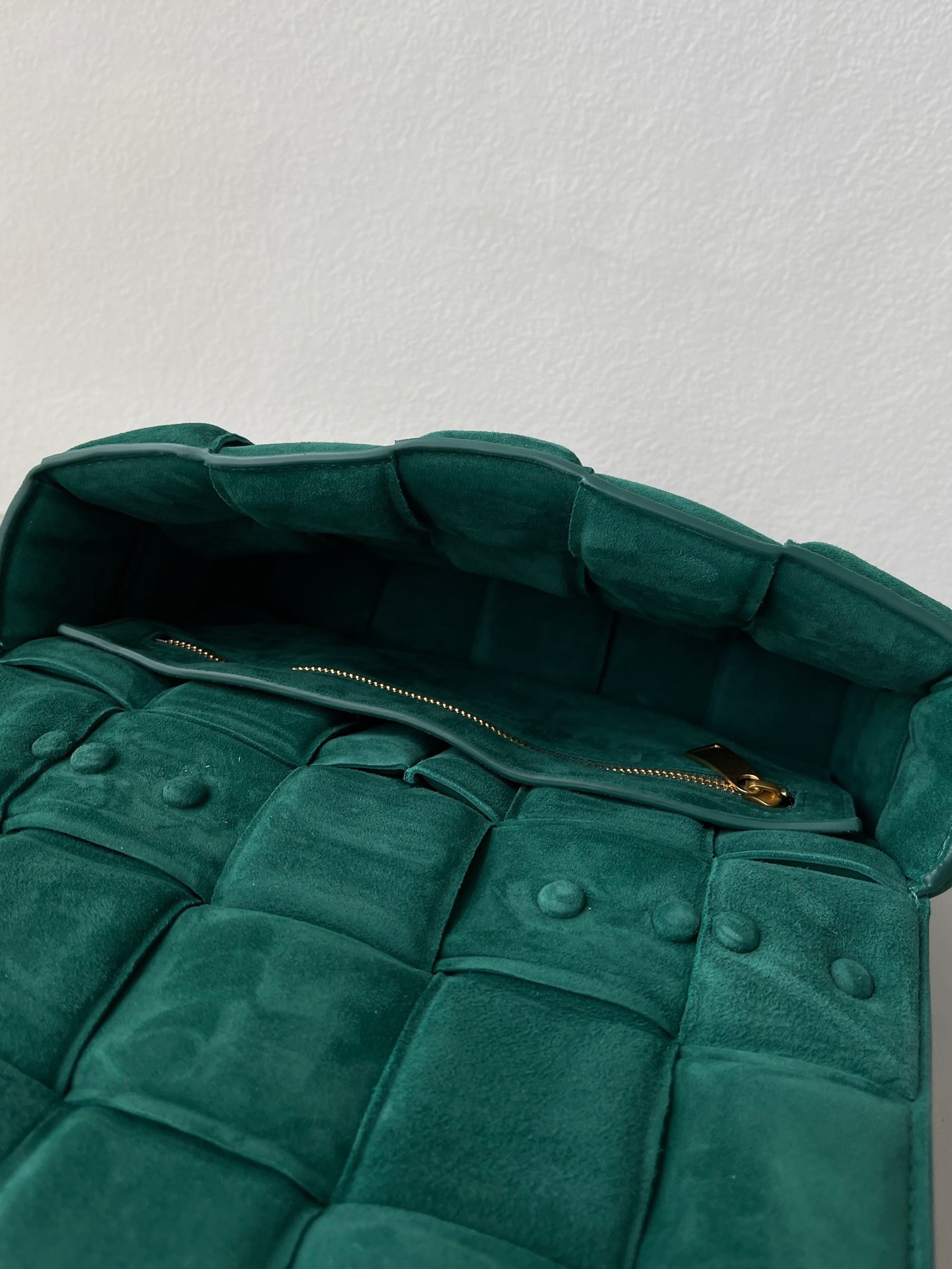 bo*te*ga Ve*ne*ta chain cassette bag in emerald green suede