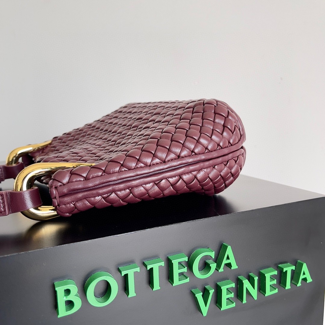 bo*te*ga Ve*ne*ta clicker small bag in bordeaux intrecciato lambskin