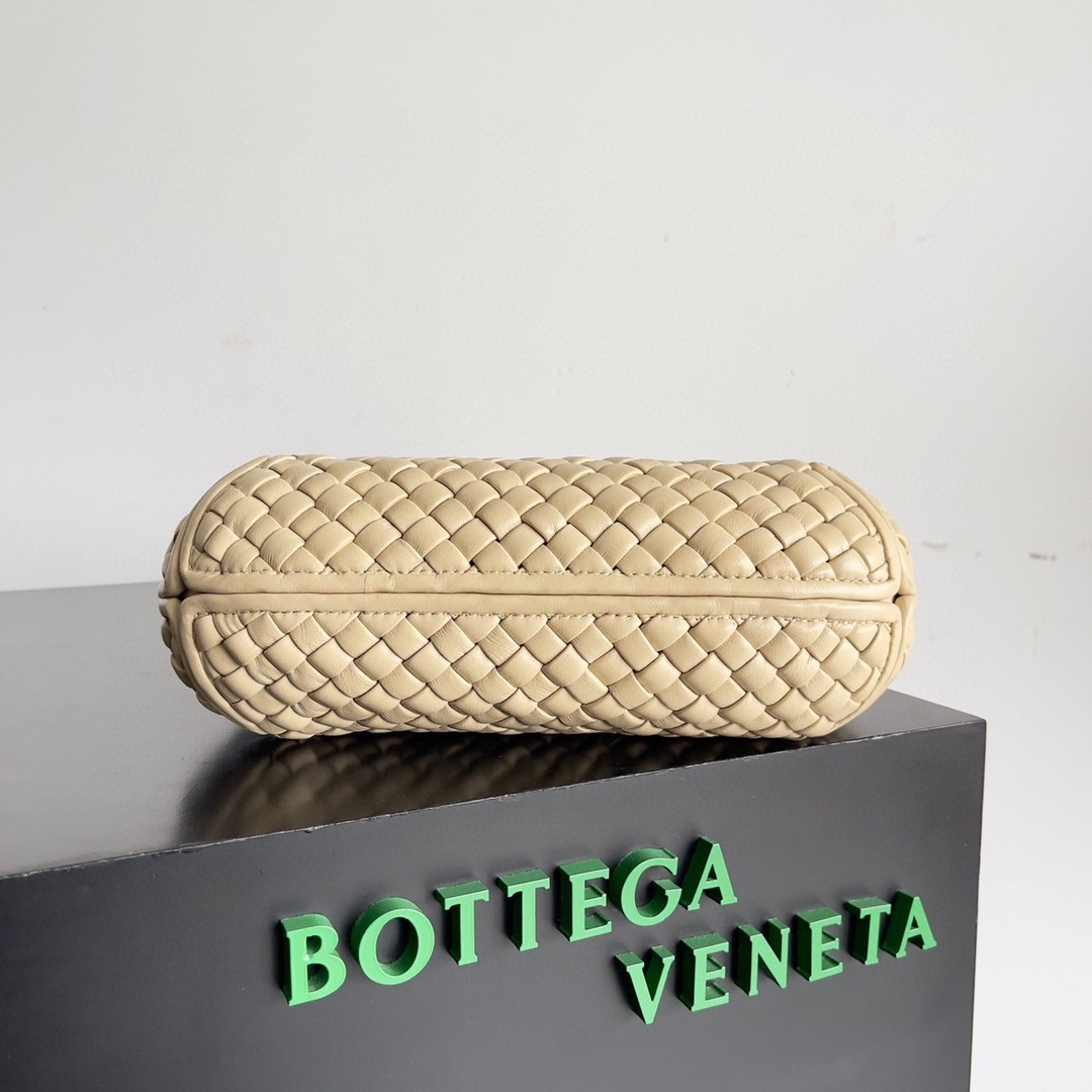 bo*te*ga Ve*ne*ta clicker small bag in porridge intrecciato lambskin
