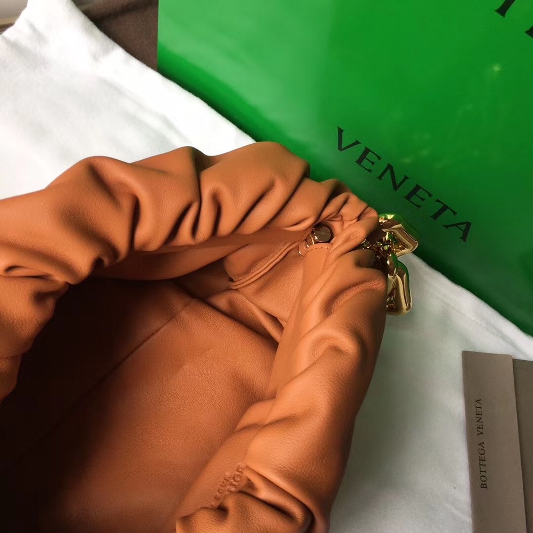 bo*te*ga Ve*ne*ta the chain pouch in clay calfskin