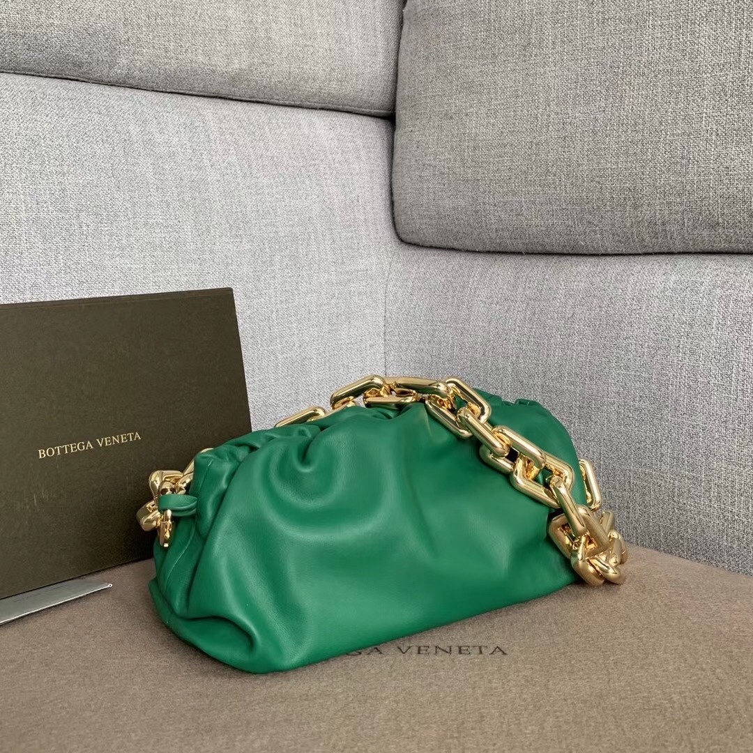 bo*te*ga Ve*ne*ta the chain pouch in green calfskin