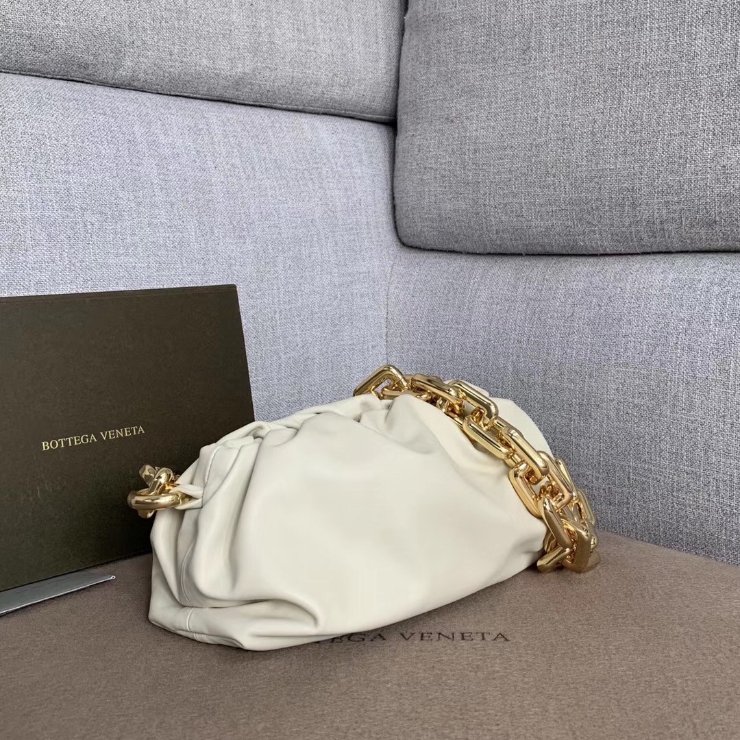 bo*te*ga Ve*ne*ta the chain pouch in plaster calfskin