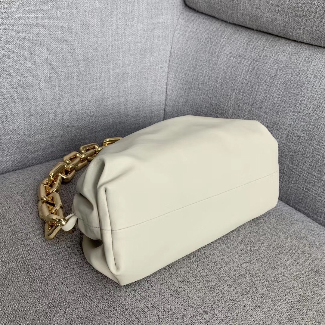 bo*te*ga Ve*ne*ta the chain pouch in plaster calfskin
