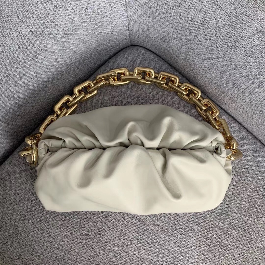 bo*te*ga Ve*ne*ta the chain pouch in plaster calfskin
