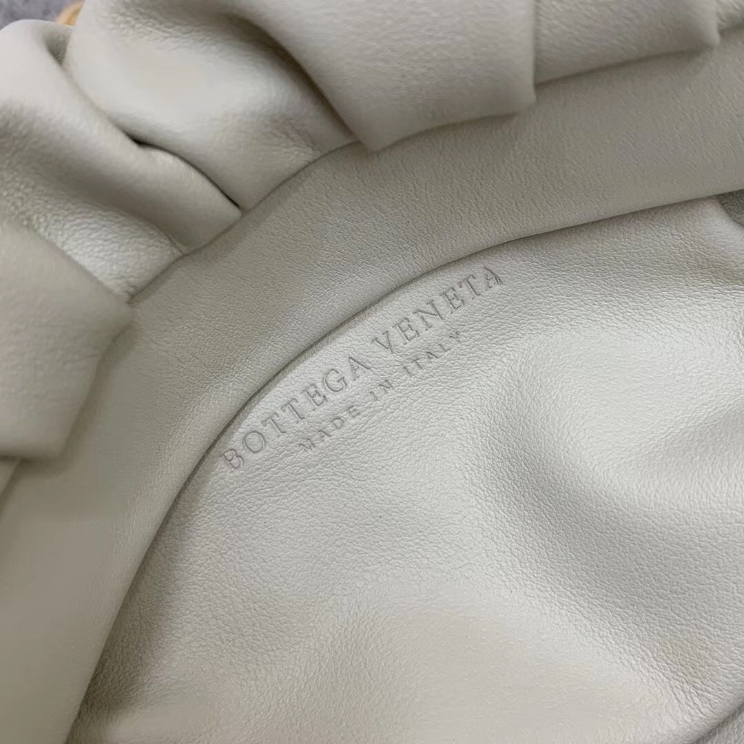 bo*te*ga Ve*ne*ta the chain pouch in plaster calfskin