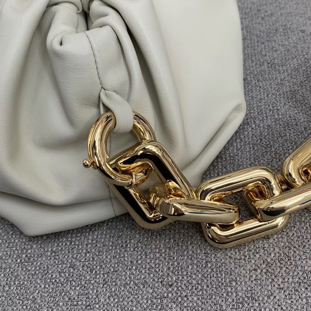 bo*te*ga Ve*ne*ta the chain pouch in plaster calfskin