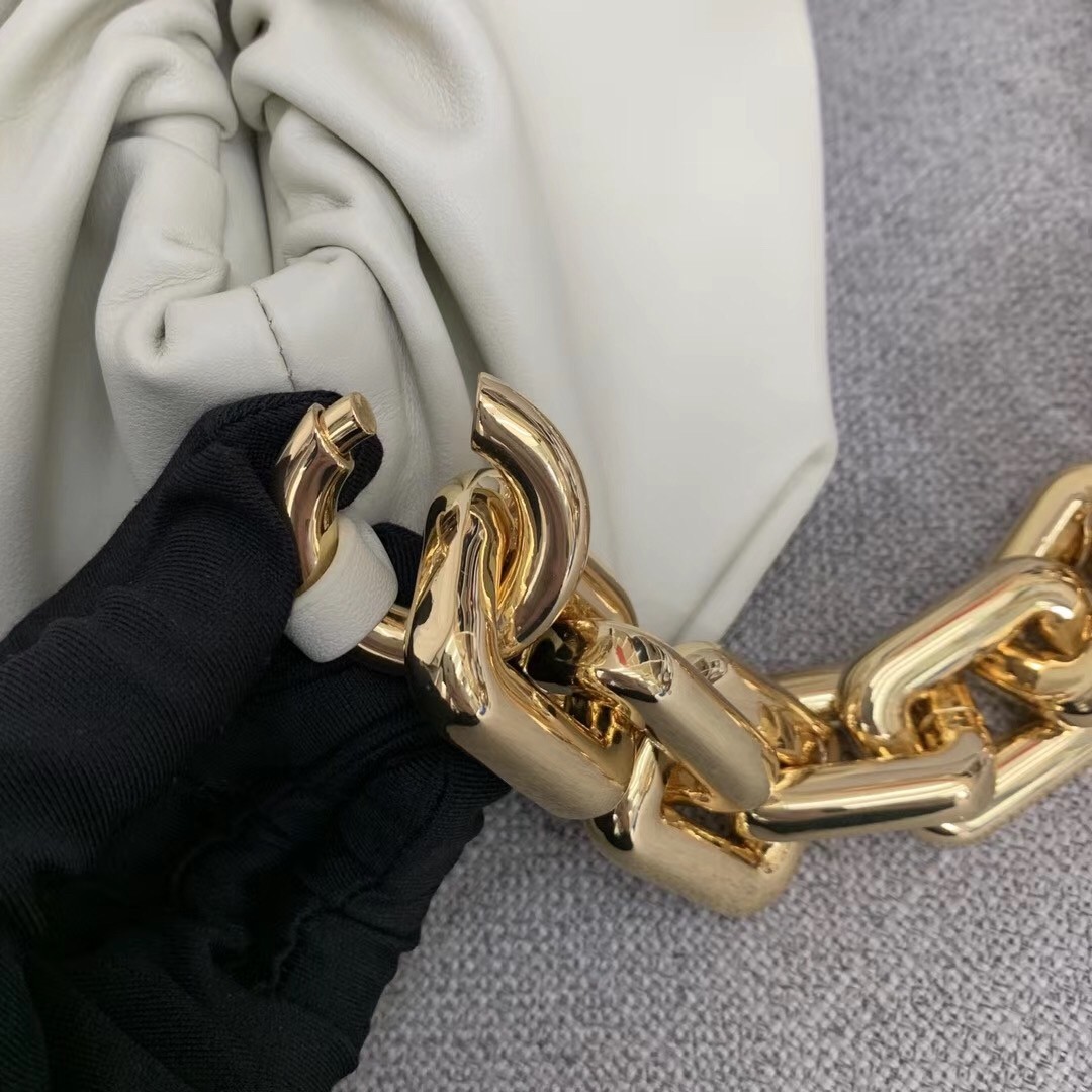 bo*te*ga Ve*ne*ta the chain pouch in plaster calfskin