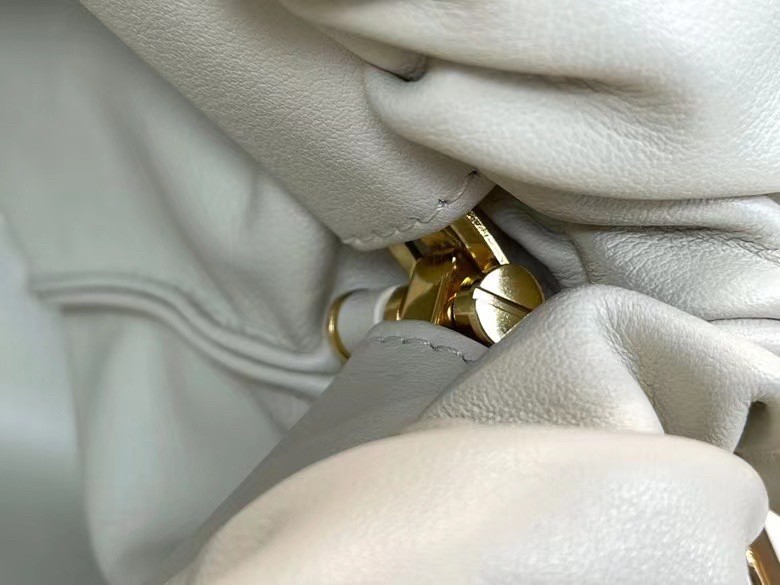 bo*te*ga Ve*ne*ta the chain pouch in plaster calfskin