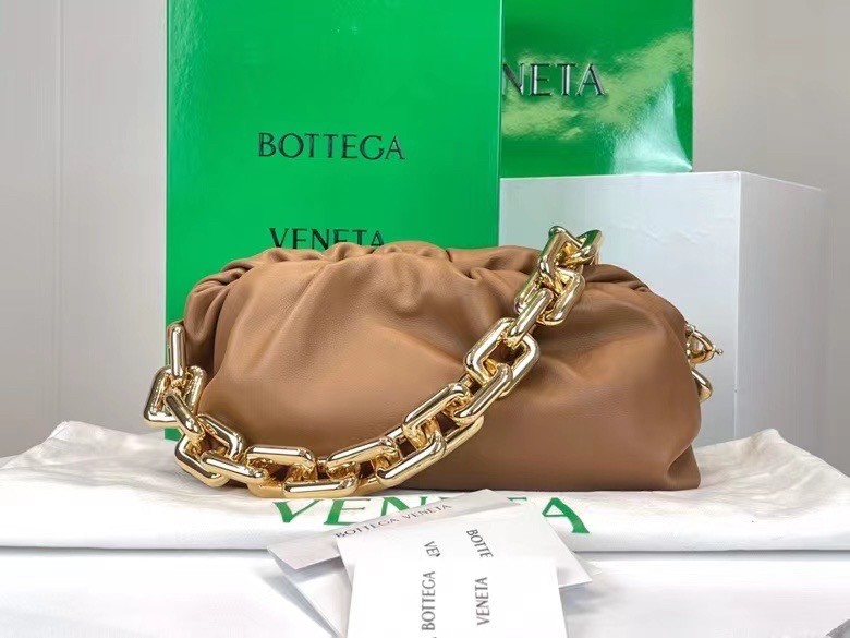 bo*te*ga Ve*ne*ta the chain pouch bag in teak calfskin