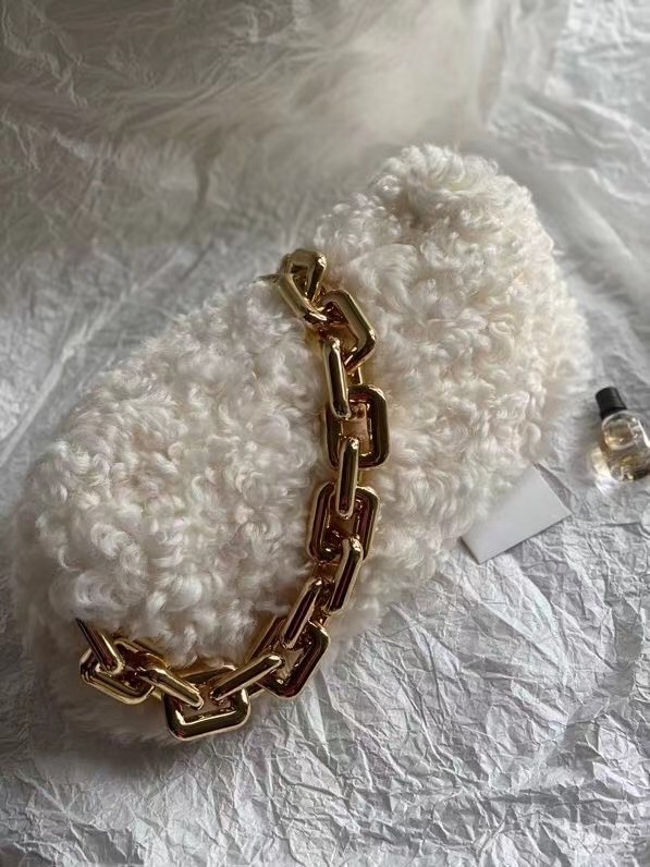 bo*te*ga Ve*ne*ta the chain pouch in white shearling