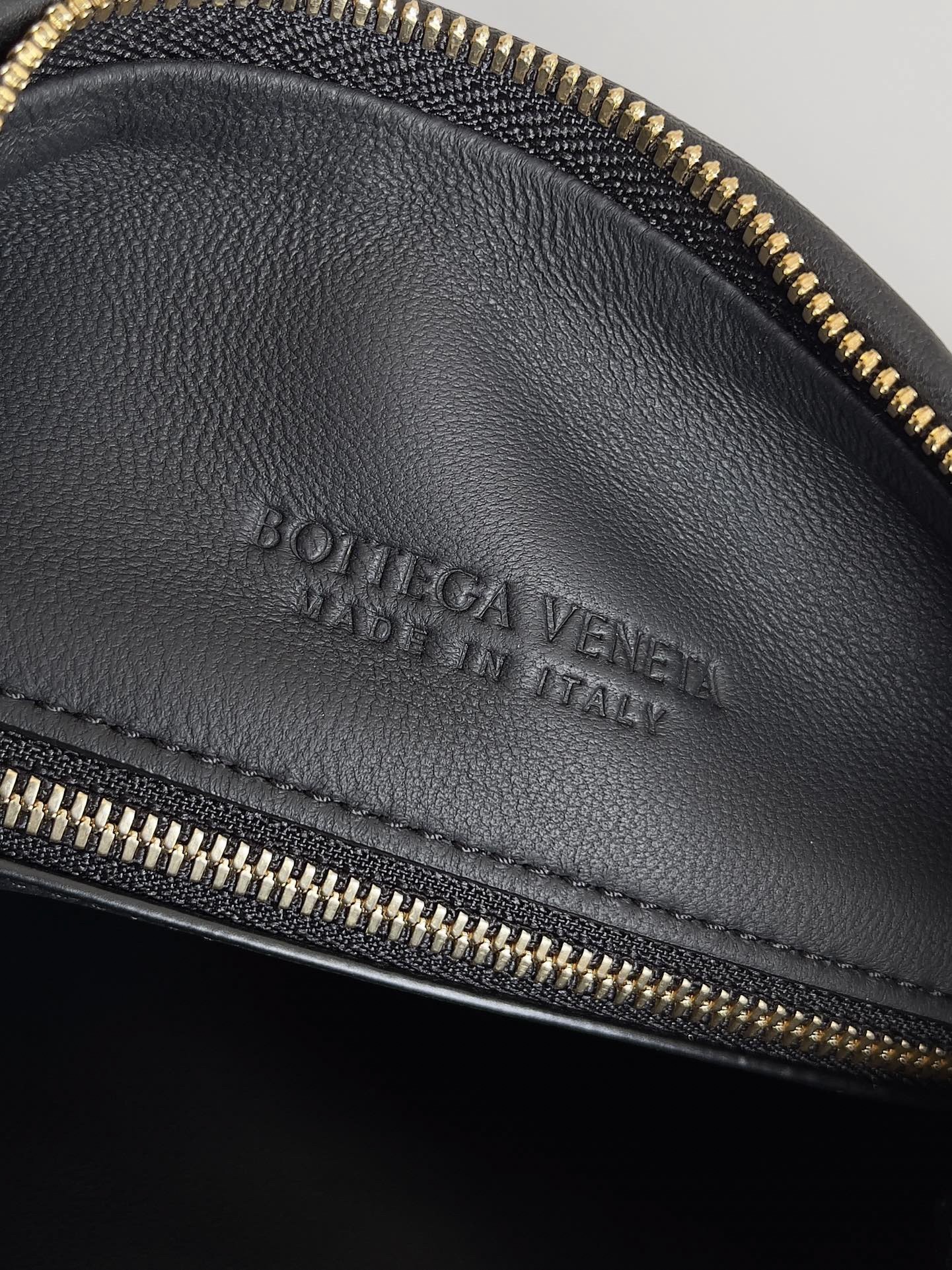 bo*te*ga Ve*ne*ta gemelli medium bag in black intrecciato lambskin
