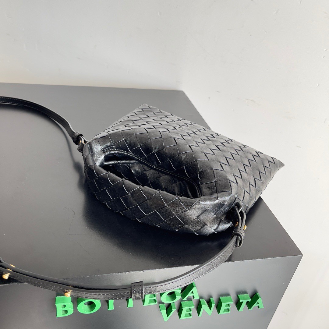 bo*te*ga Ve*ne*ta mini hop bag in black intrecciato calfskin