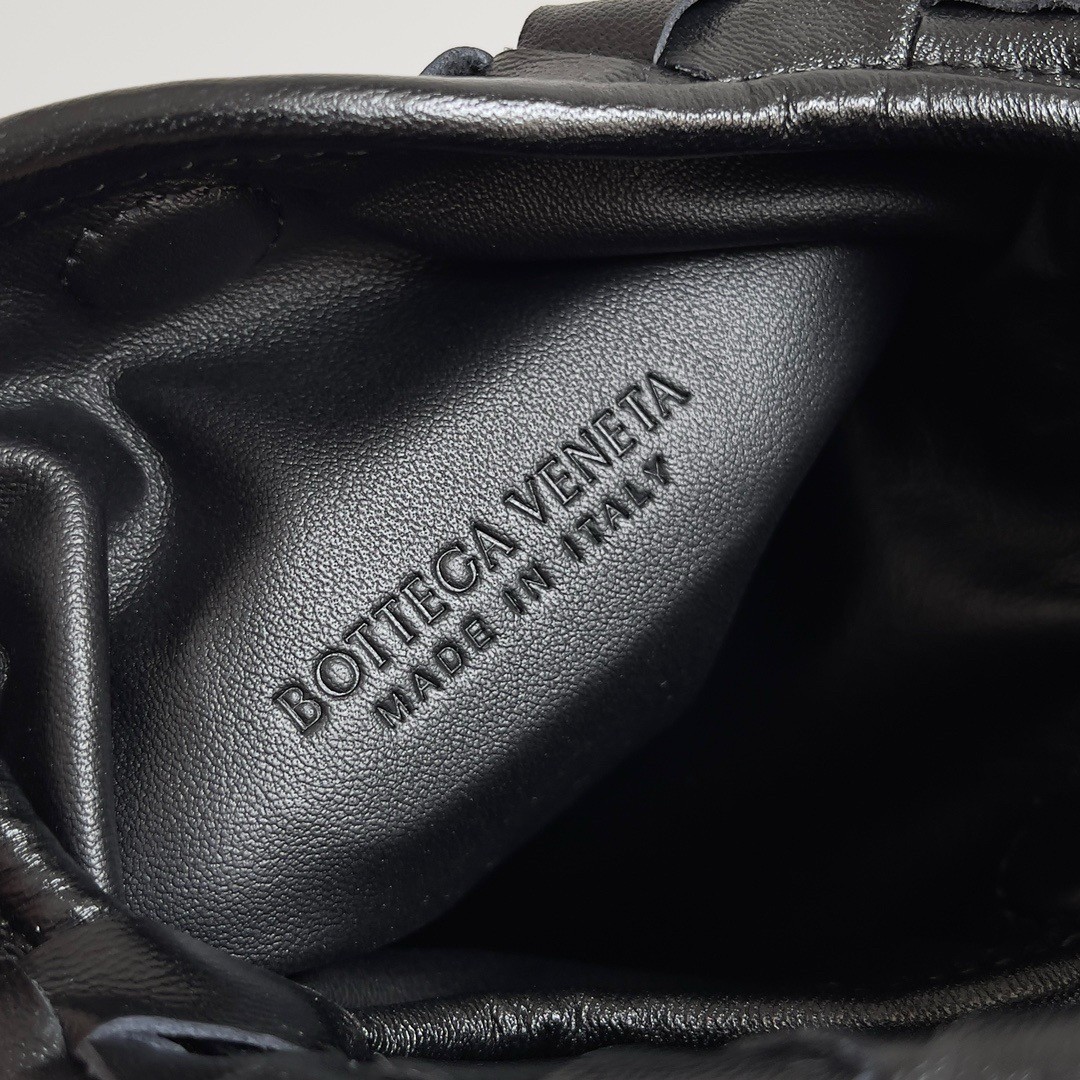 bo*te*ga Ve*ne*ta mini hop bag in black intrecciato calfskin